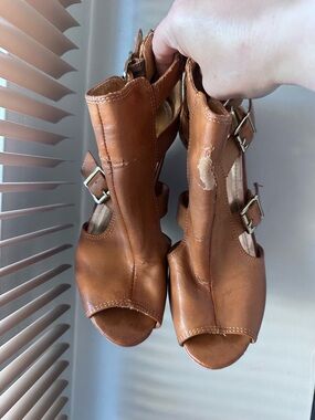 Charming Charlie Wedge Shoes with Side Zipper Size 7.5 Carmel Wedge Heel